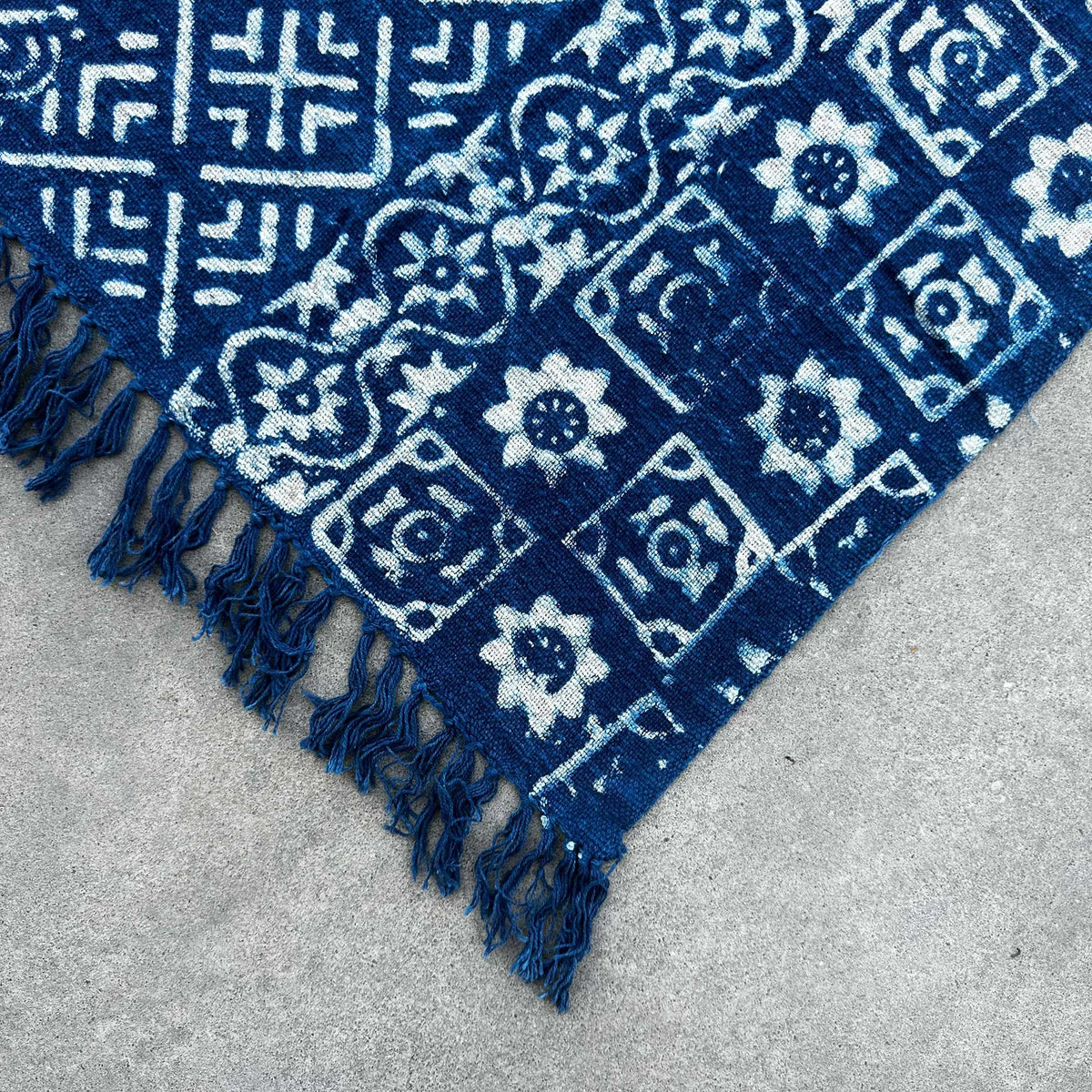 Ručně vyráběný přehoz Indigo – Desi Stripes, 170 × 120 cm