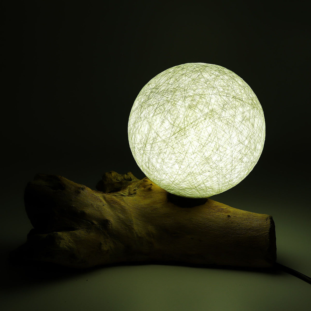Designová lampa z naplaveného dřeva se slonovinovým stínidlem