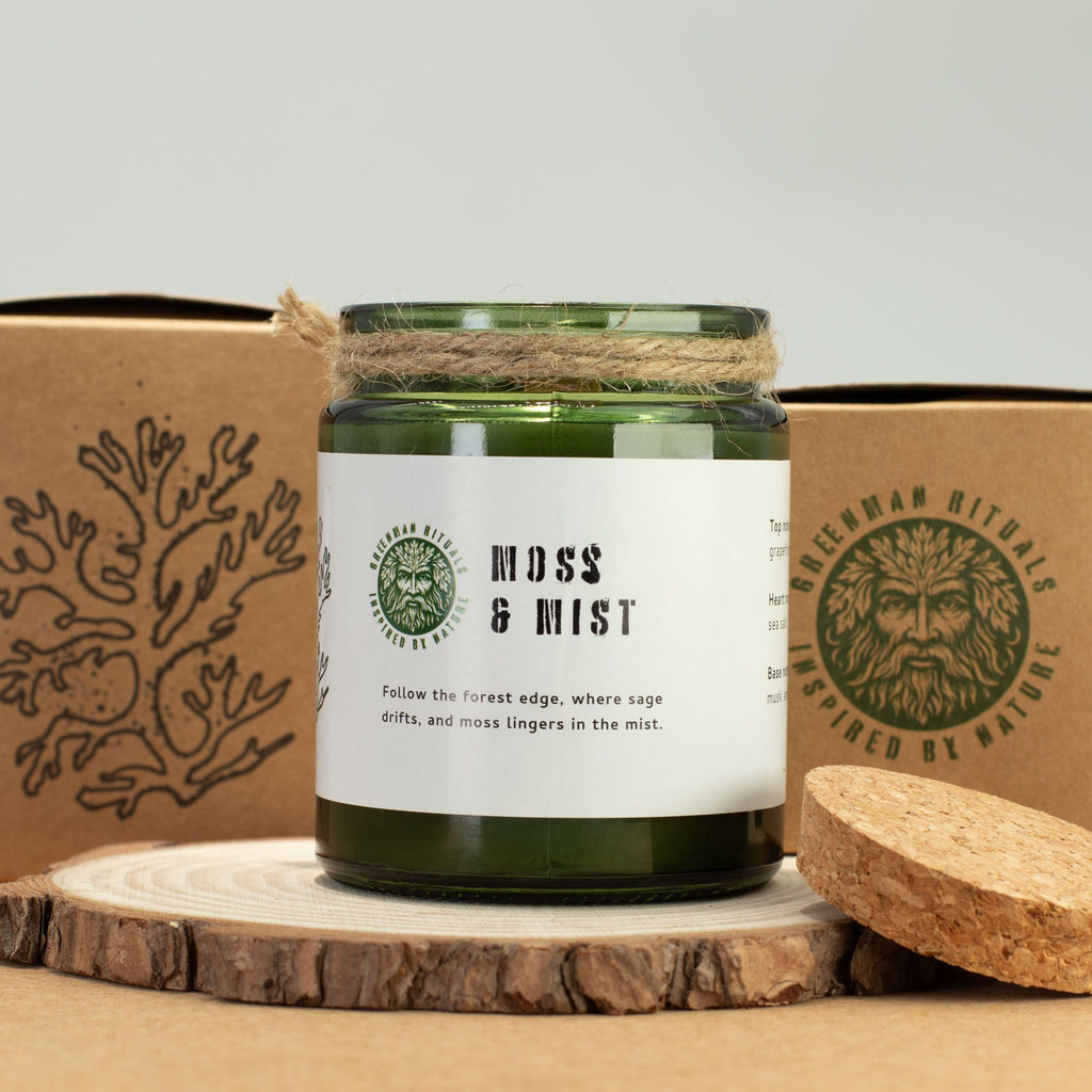 Lesní sójová svíčka s vůní mechu a praskajícím dřevěným knotem – Greenman Moss & Mist