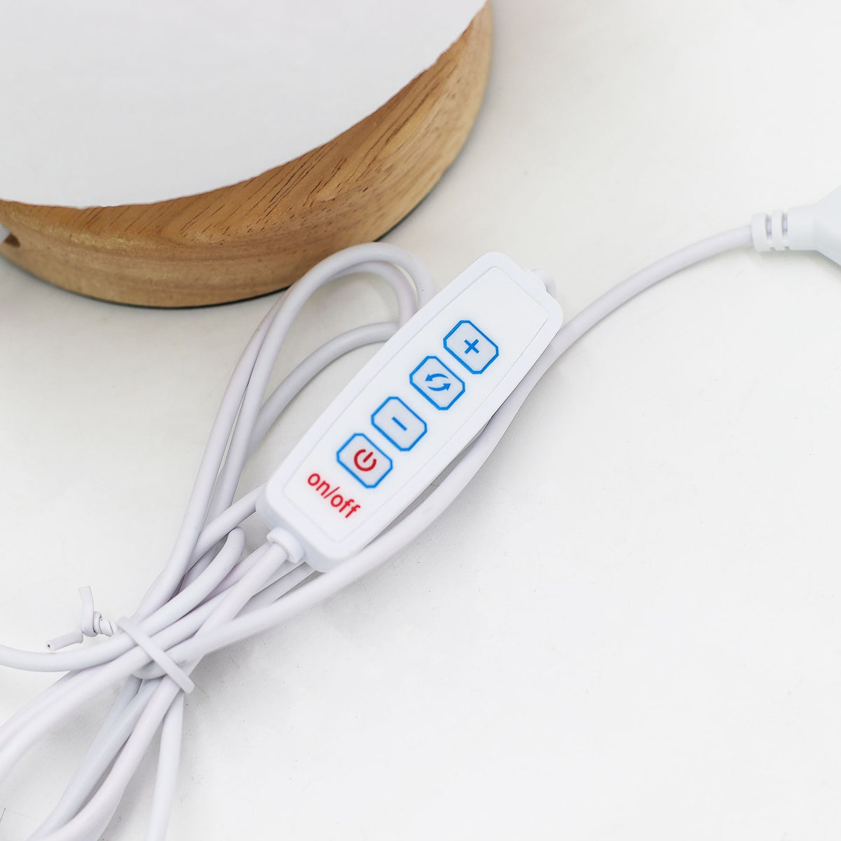 New Wave Moon – Designová lampa Měsíc s USB napájením a 3 úrovněmi jasu