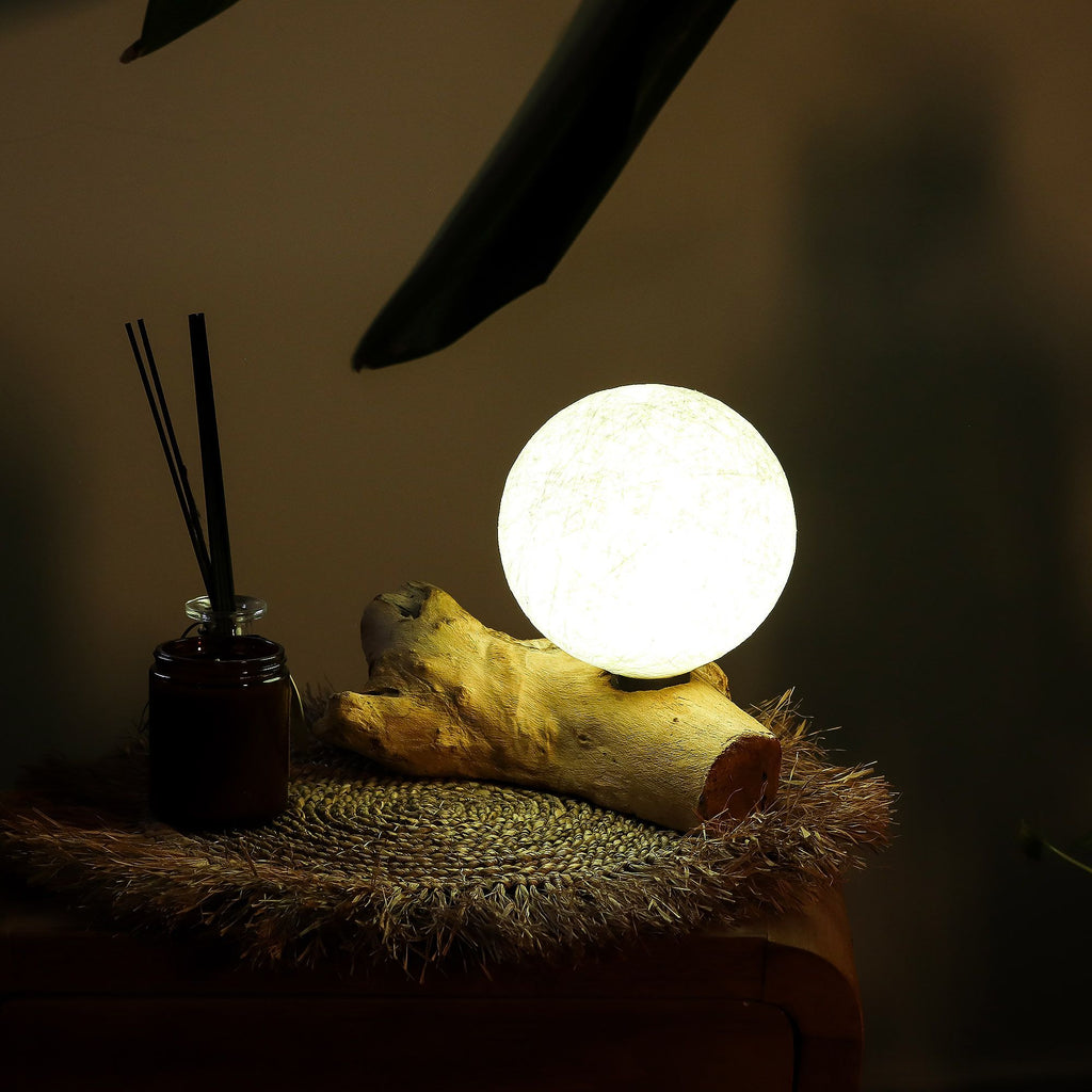 Designová lampa z naplaveného dřeva se slonovinovým stínidlem