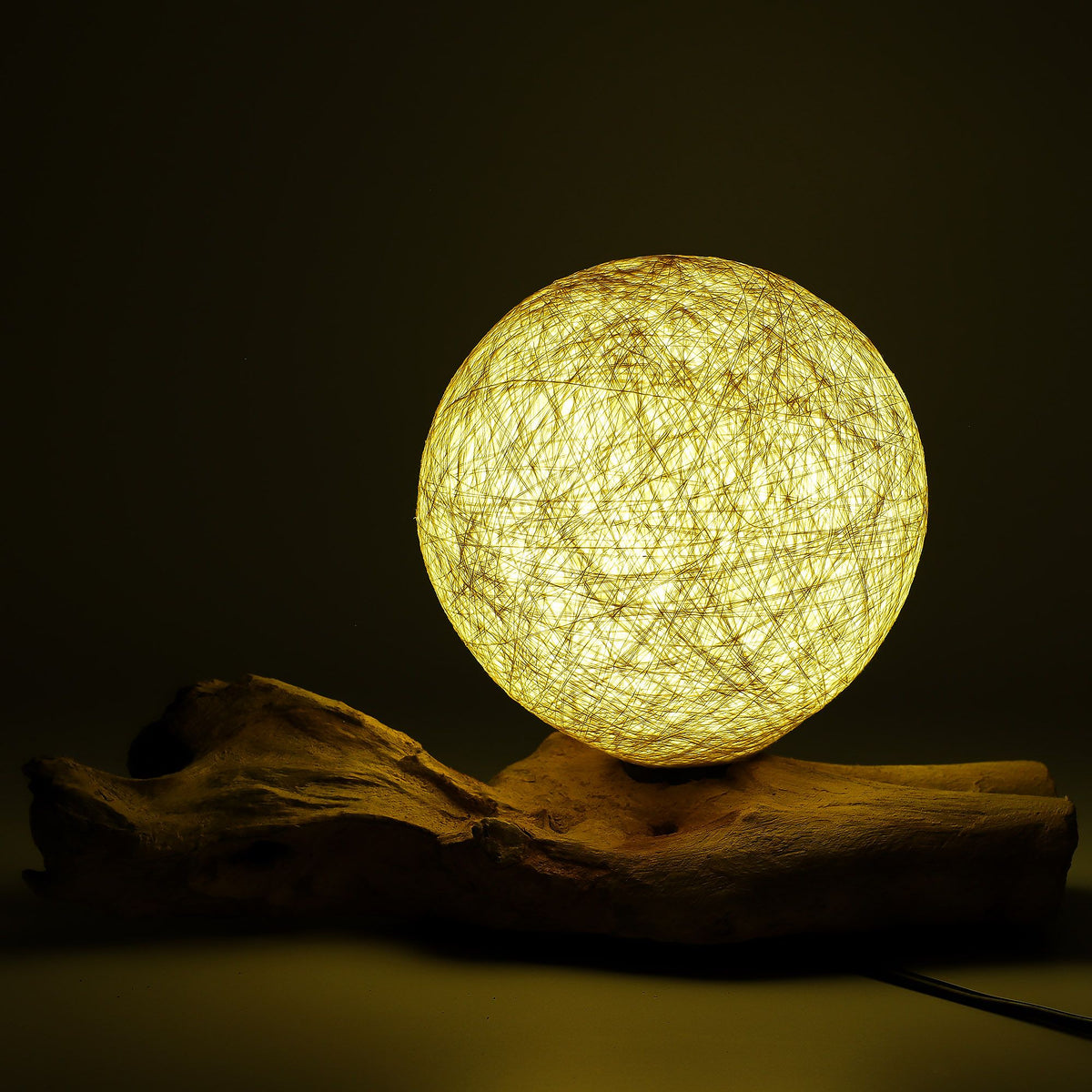 Designová lampa z naplaveného dřeva s krémovým stínidlem