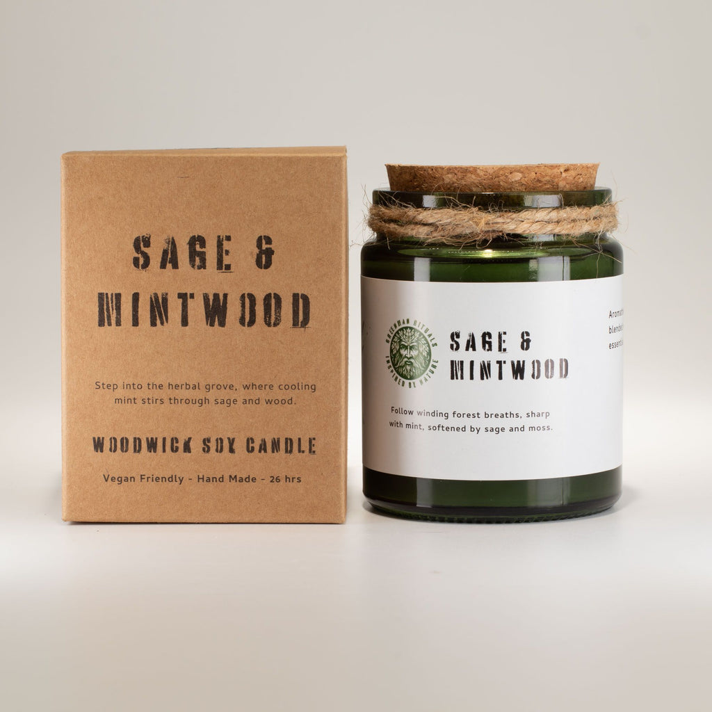Bylinková sójová svíčka s vůní šalvěje a máty a praskajícím dřevěným knotem – Greenman Sage & Mintwood