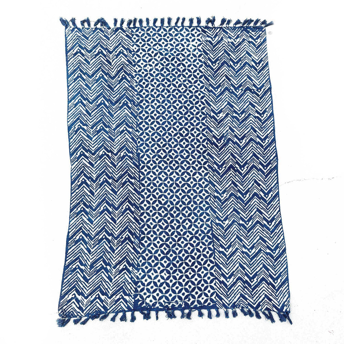 Ručně vyráběný přehoz Indigo – Namoona Waves, 170 × 120 cm