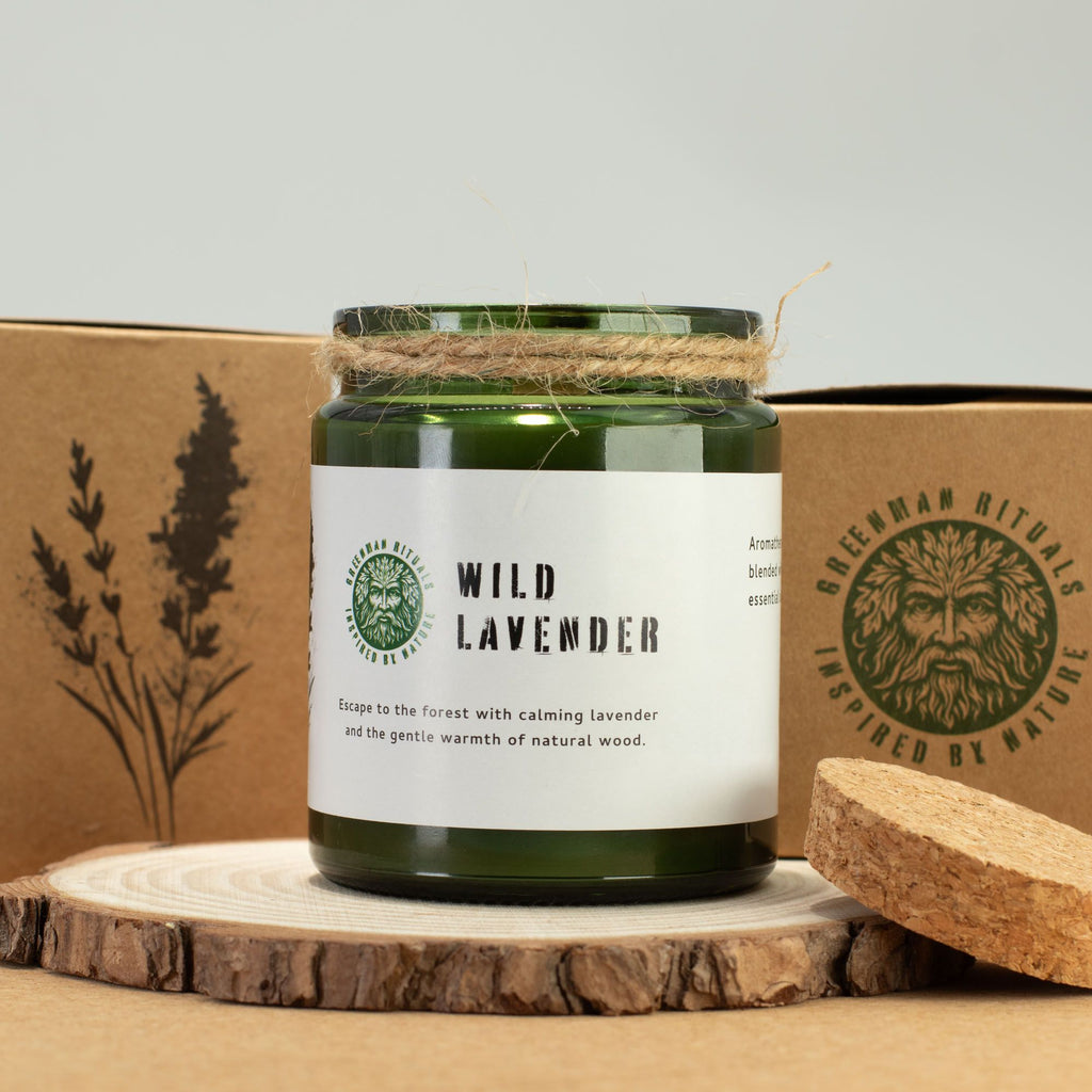 Levandulová sójová svíčka s praskajícím dřevěným knotem – Greenman Wild Lavender