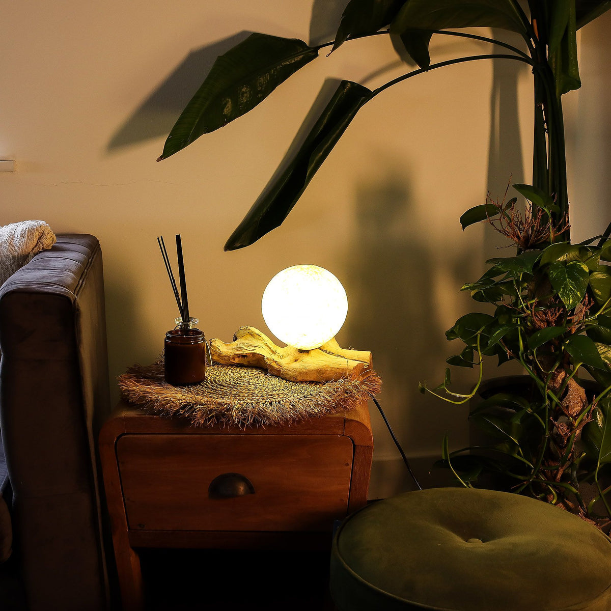 Designová lampa z naplaveného dřeva s krémovým stínidlem