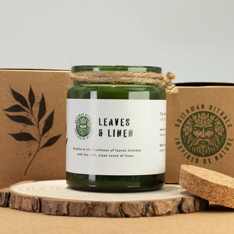 Sójová svíčka s vůní svěžího prádla a zelených listů – Greenman Leaves & Linen | Dřevěný knot