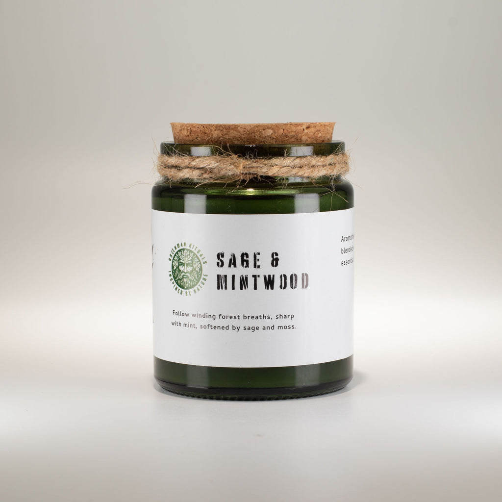 Bylinková sójová svíčka s vůní šalvěje a máty a praskajícím dřevěným knotem – Greenman Sage & Mintwood