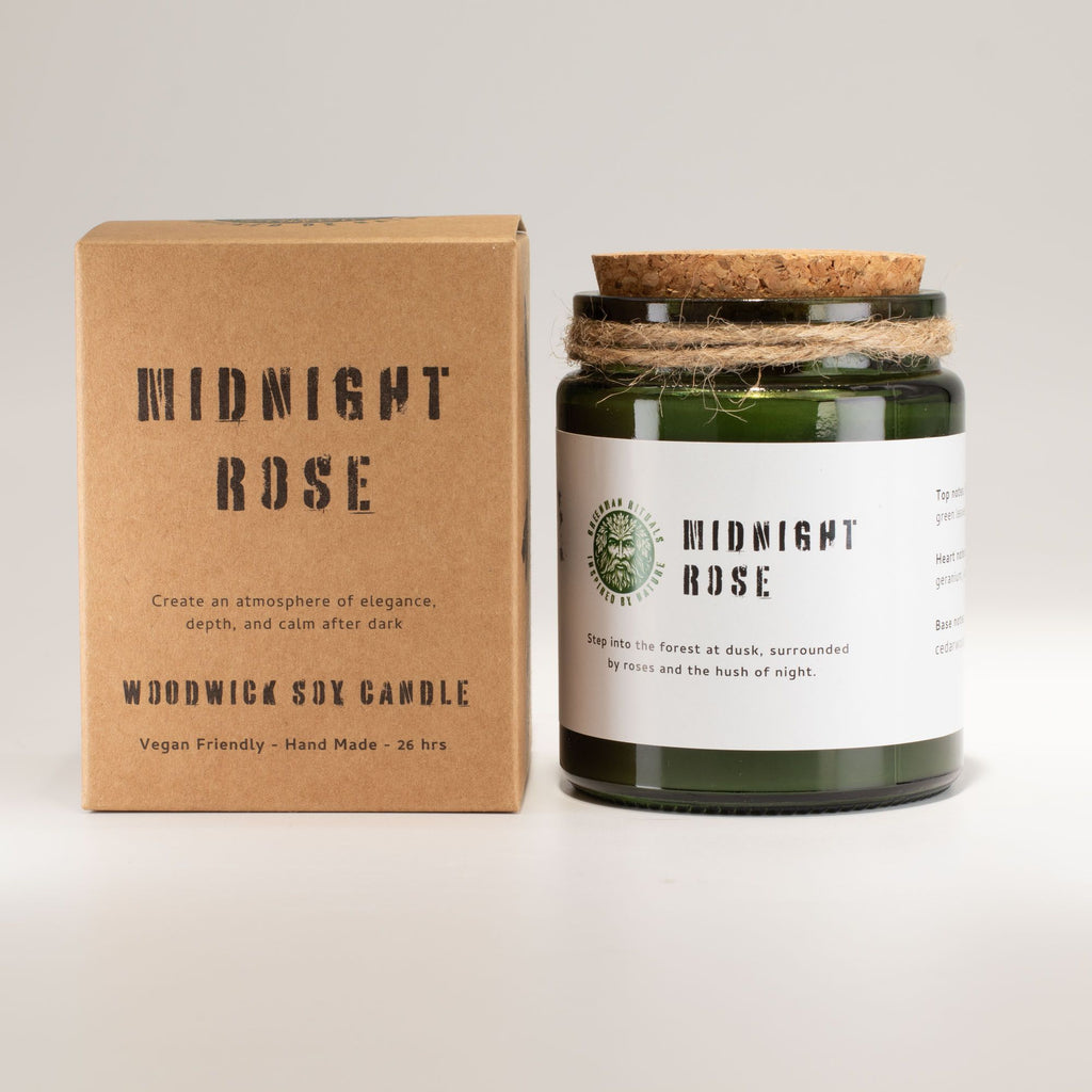 Růžová sójová svíčka s praskajícím dřevěným knotem – Greenman Midnight Rose | 26 hodin