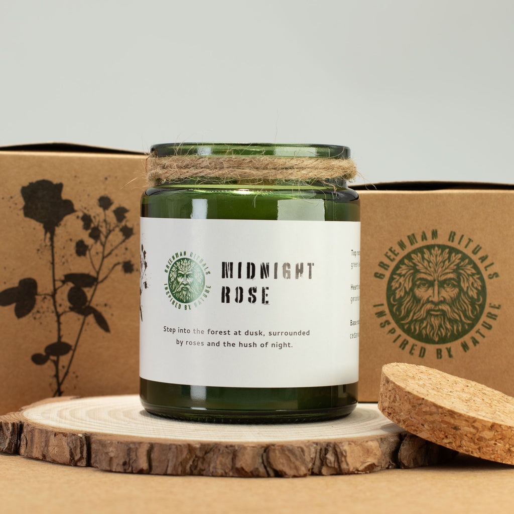 Růžová sójová svíčka s praskajícím dřevěným knotem – Greenman Midnight Rose | 26 hodin