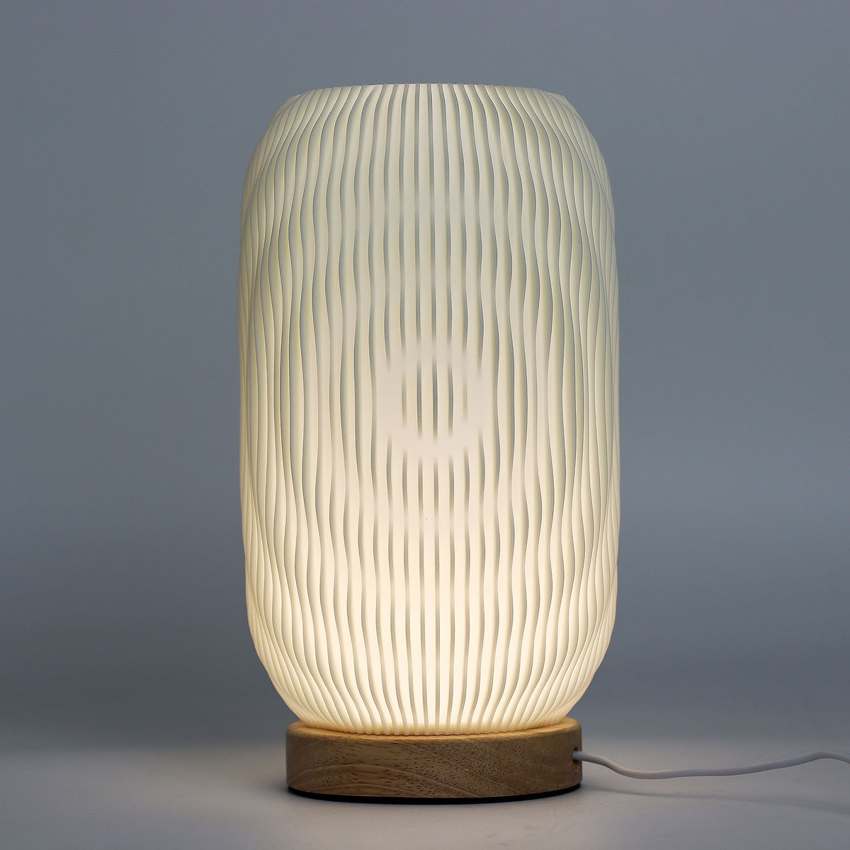 New Wave Modern Twisted – Designová lampa s USB napájením a 3 úrovněmi jasu