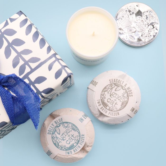 Dárková wellness sada se svíčkou a 2 koupelovými bombami Agnes + Cat – Parma Violet