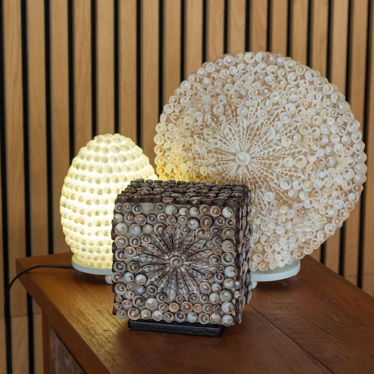 Boho lampa z mušlí – oválná, 15 cm