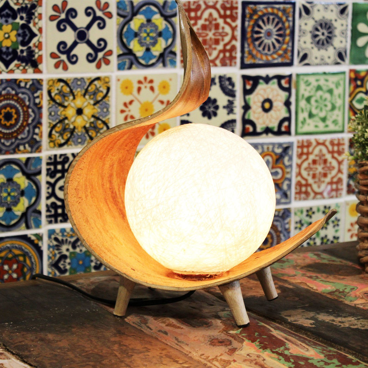 Přírodní designová lampa z kokosového listu, ručně vyráběná na Bali