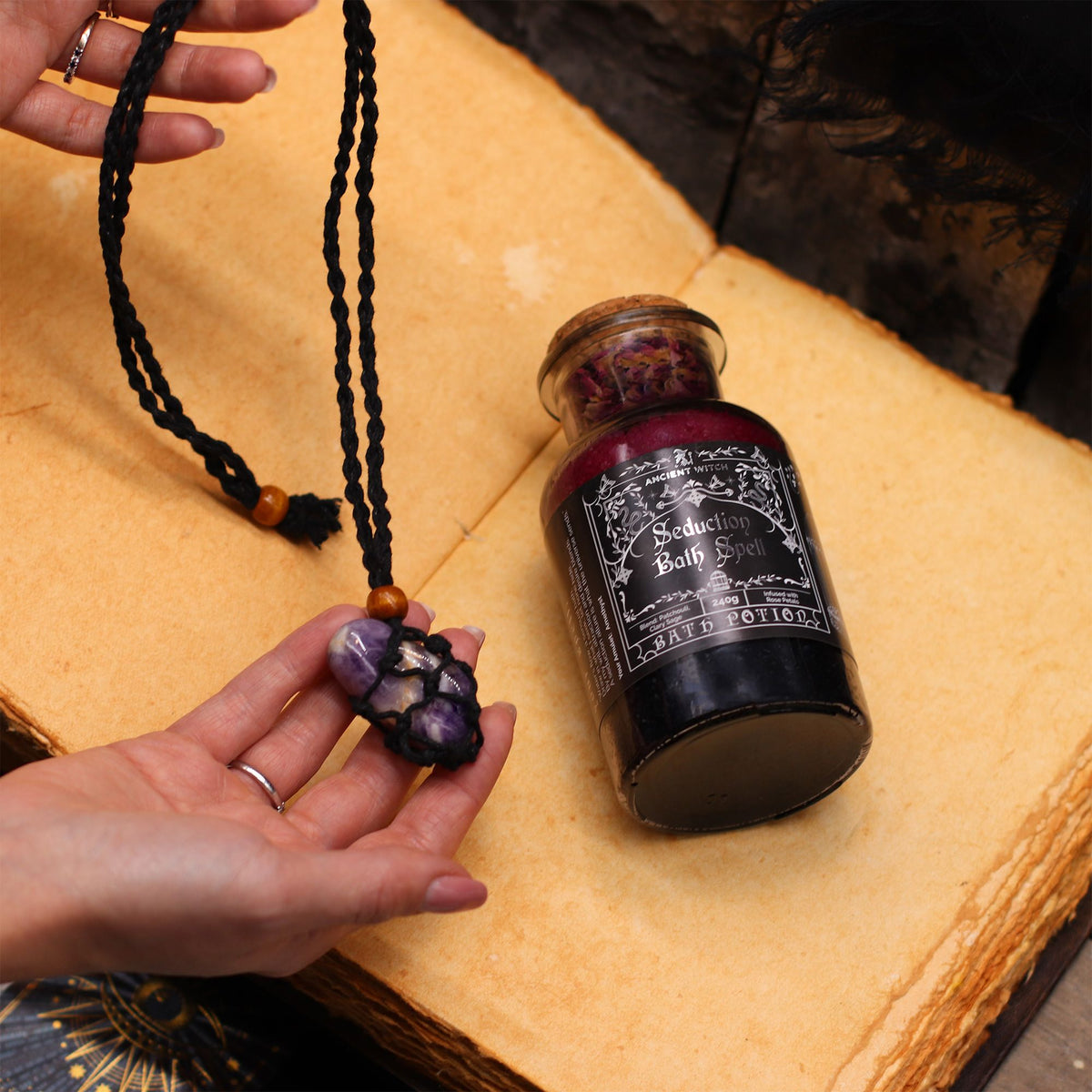 Ancient Witch – Magická koupelová sůl Svádění s ametystovým amuletem | Seduction