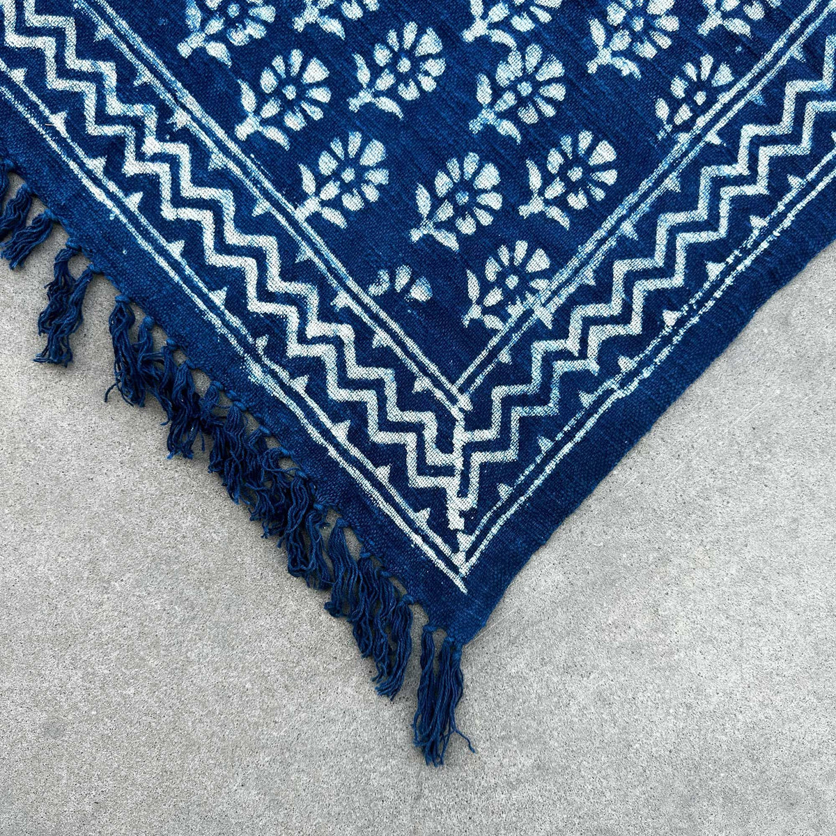 Ručně vyráběný přehoz Indigo – Chhota Flower, 170 × 120 cm