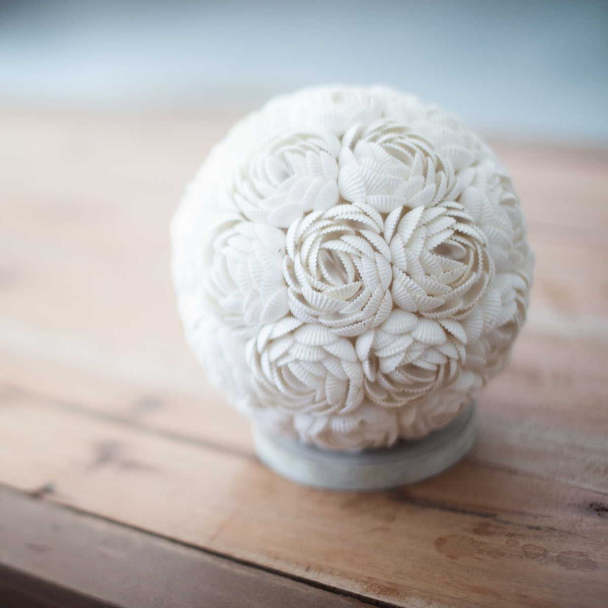 Boho Sea Shell – Ručně vyráběná lampa z mořských mušlí Rose Globe 15 cm