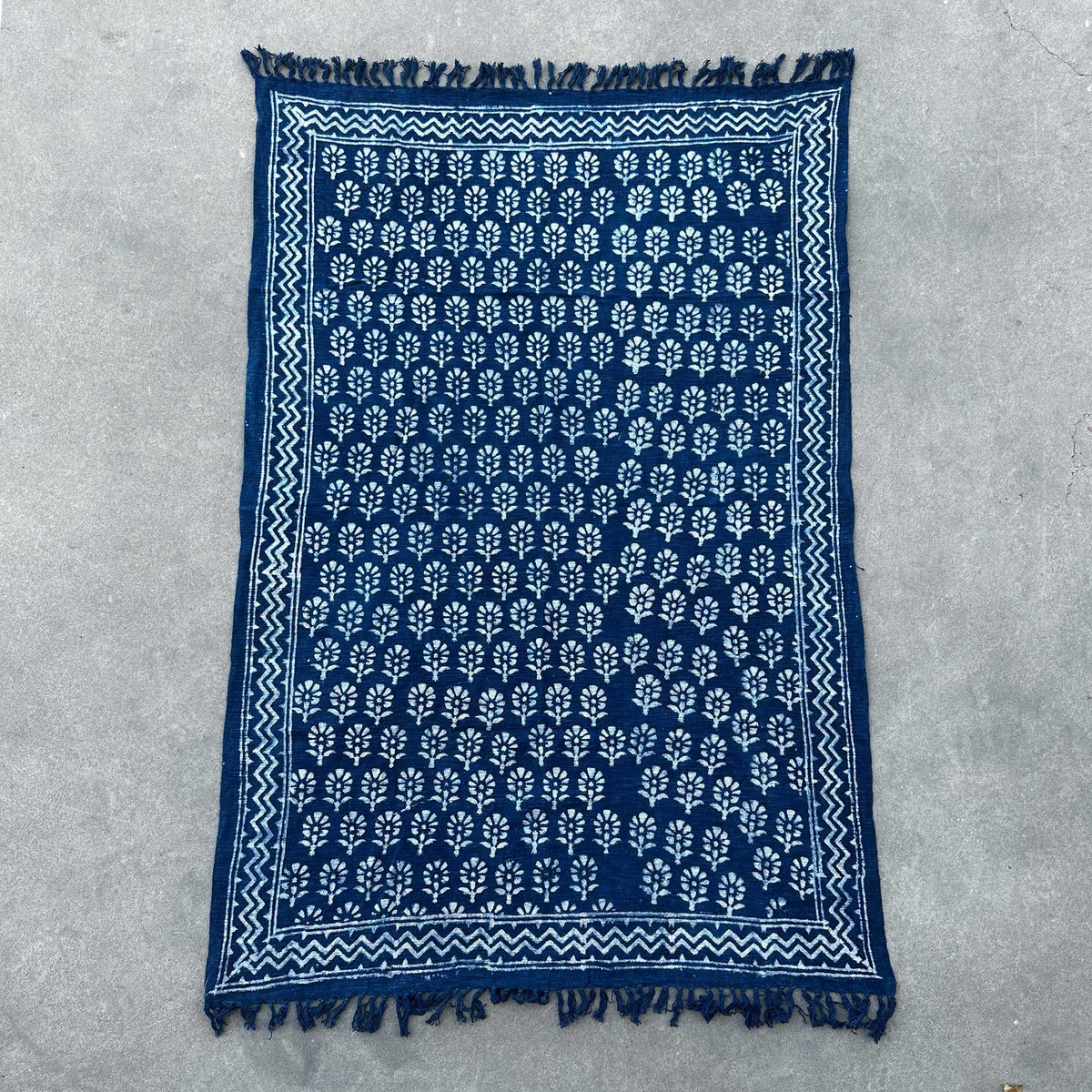 Ručně vyráběný přehoz Indigo – Chhota Flower, 170 × 120 cm