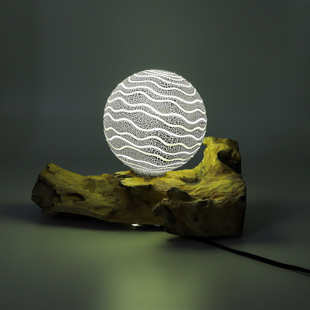 Designová lampa z naplaveného dřeva s šedým stínidlem Luna