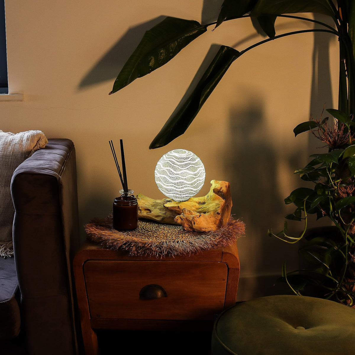 Designová lampa z naplaveného dřeva s šedým stínidlem Luna