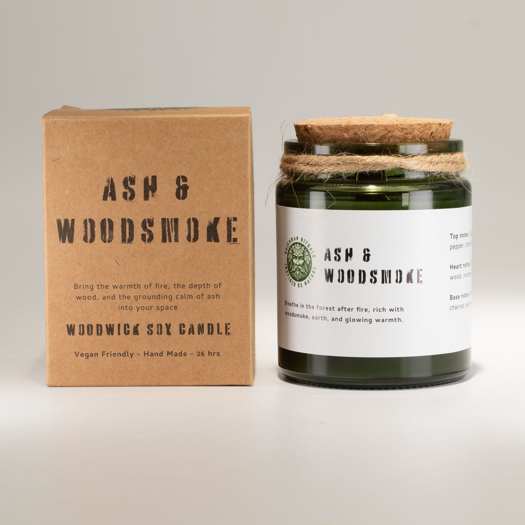 Sójová svíčka s vůní kouřového dřeva a praskajícím knotem – Greenman Ash & Woodsmoke | 26 hodin