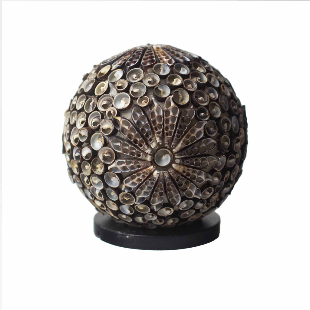 Boho Sea Shell – Ručně vyráběná lampa z mořských mušlí Chocolate Twist Globe 15 cm
