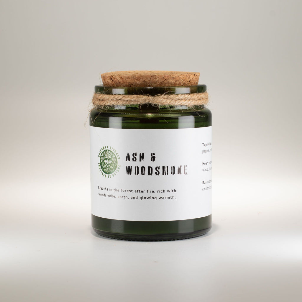 Sójová svíčka s vůní kouřového dřeva a praskajícím knotem – Greenman Ash & Woodsmoke | 26 hodin