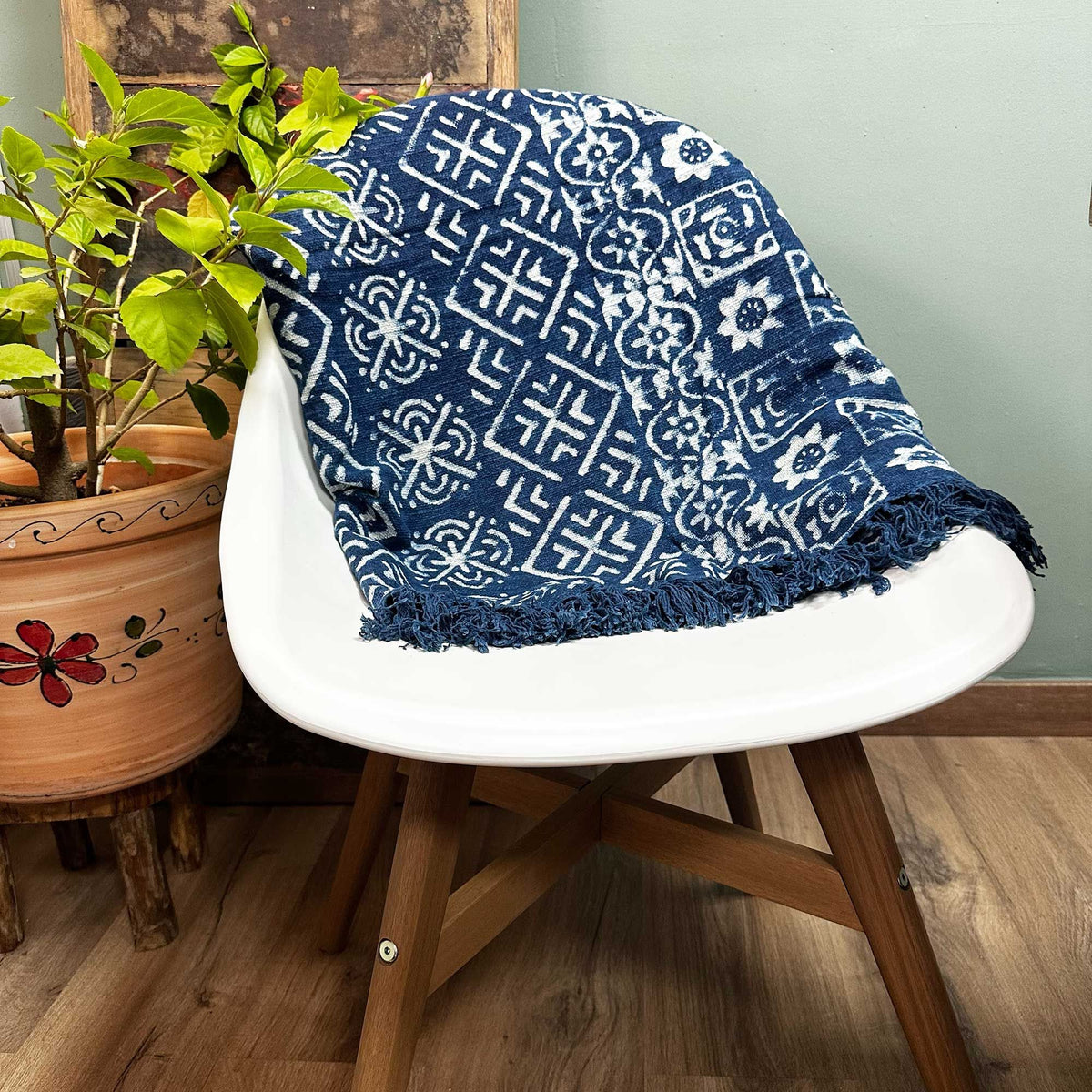 Ručně vyráběný přehoz Indigo – Desi Stripes, 170 × 120 cm