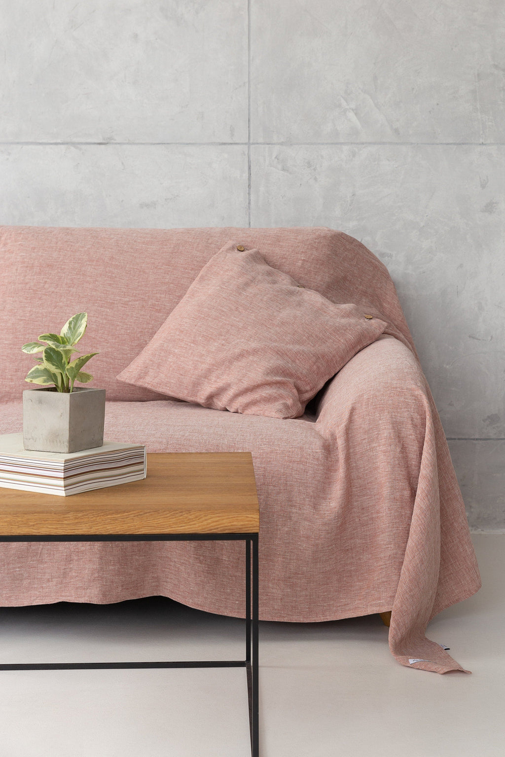 Lněný přehoz na sedačku Melange Burgundy – elegantní ochrana a luxusní pohodlí