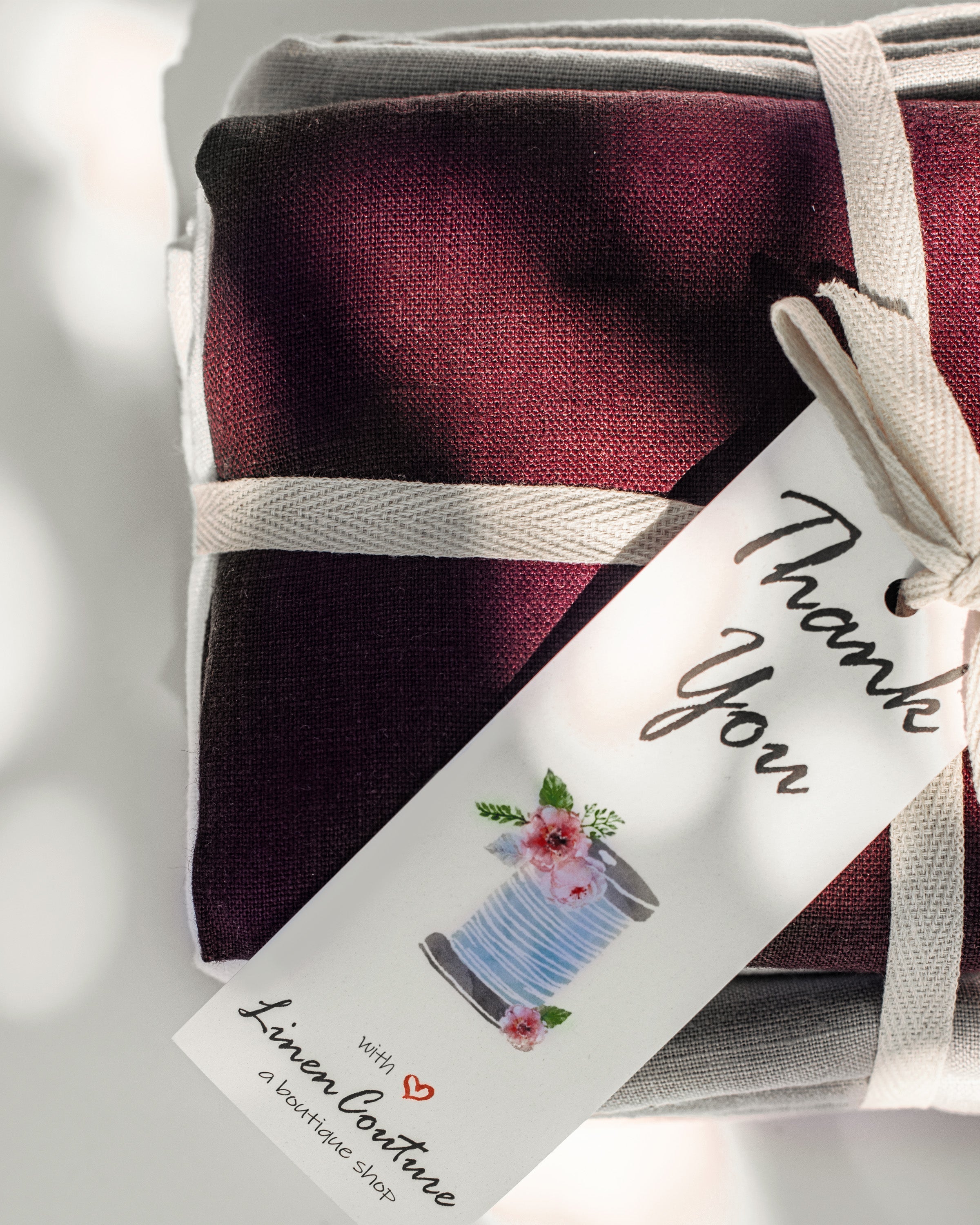 Lněný povlak na polštář Light Chestnut s kokosovými knoflíky – teplý přírodní detail pro útulnou ložnici